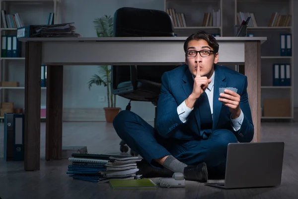 Homme d'affaires travaillant des heures supplémentaires longues heures en retard au bureau — Photo