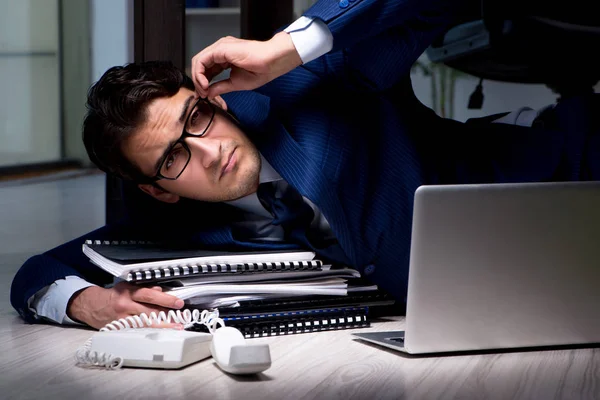 Empresario trabajando horas extras largas horas tarde en la oficina — Foto de Stock