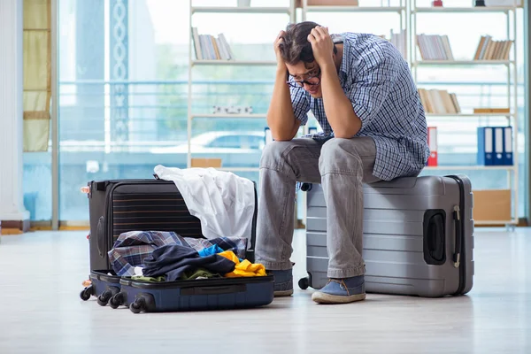 Giovane uomo che si prepara per i viaggi di vacanza — Foto Stock