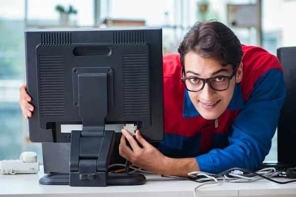 Opravář počítačů pracující na opravě počítače v IT dílně — Stock fotografie