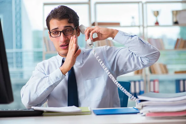 Affärsman lider av överdriven armhålssvettning — Stockfoto