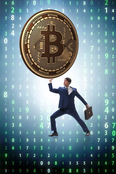 A bitcoint a cryptocurrency blockchain koncepcióban tartó üzletember — Stock Fotó