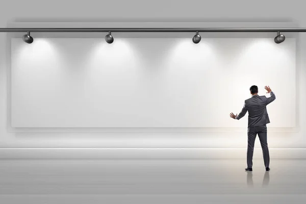 Empresario presionando botón virtual en la pared iluminado con spotlig — Foto de Stock