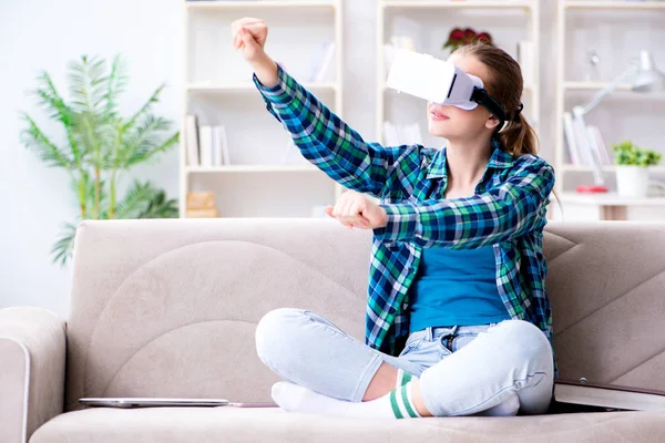 Estudiante sentada en el sofá con gafas virtuales — Foto de Stock