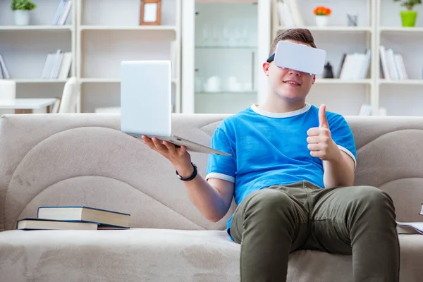 Joven estudiante estudiando con gafas virtuales — Foto de Stock