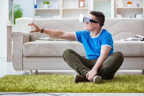 Jonge man met virtuele bril — Stockfoto