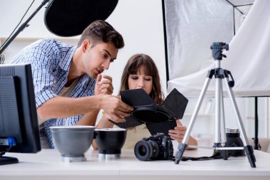 Fotoğraf stüdyosunda çalışan genç fotoğrafçı.
