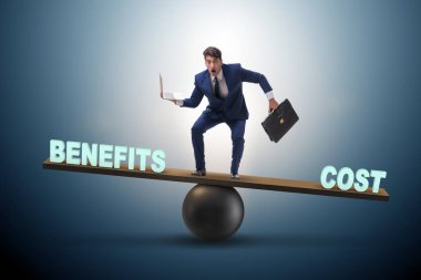 Maliyet ve fayda arasında Dengeleme işadamı iş conce içinde