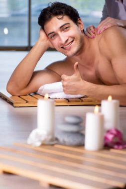 Kaplıca sırasında genç yakışıklı bir adam.