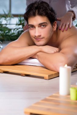 Kaplıca sırasında genç yakışıklı bir adam.