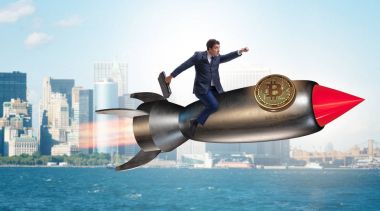 Bitcoin fiyatında roketle uçan işadamı yükselen konsept