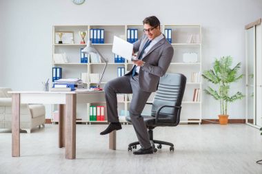 İş adamı işte ara verirken eğleniyor.