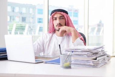 Ofiste çalışan Arap işadamı.