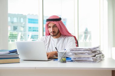 Ofiste çalışan Arap işadamı.