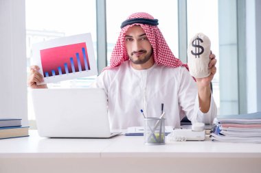 Ofiste çalışan Arap işadamı.