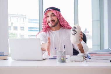 Ofiste çalışan Arap işadamı.