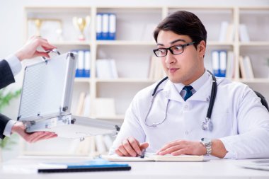 Sağlık sigortası dolandırıcılığı konseptinde genç doktor