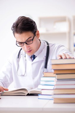 Tıp öğrencisi üniversite sınavlarına hazırlanıyor.