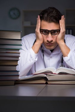 Geceleri üniversite sınavlarına hazırlanan bir tıp öğrencisi.