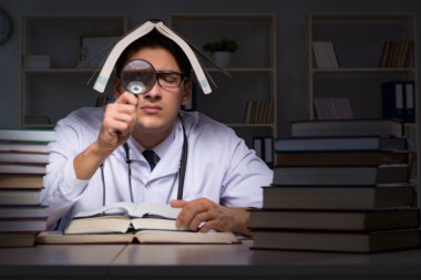 Geceleri üniversite sınavlarına hazırlanan bir tıp öğrencisi.