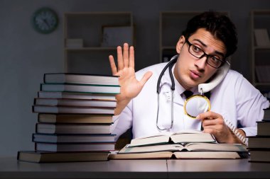 Geceleri üniversite sınavlarına hazırlanan bir tıp öğrencisi.