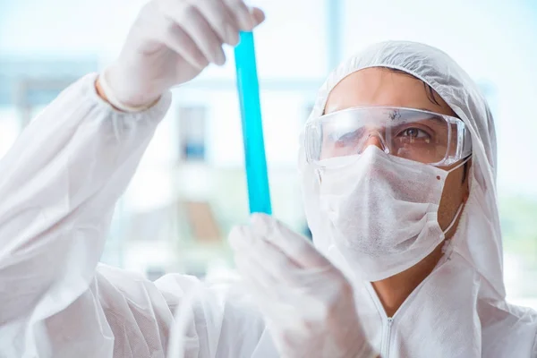 Químico que trabaja en el laboratorio con productos químicos peligrosos —  Fotos de Stock