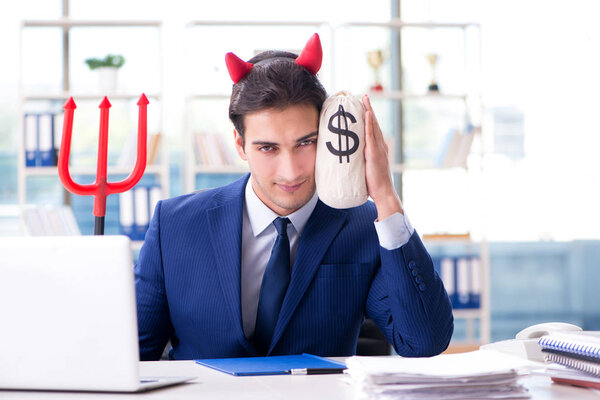 Дьявол сердитый бизнесмен в офисе
