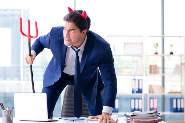 オフィスで悪魔の怒りのビジネスマン — ストック写真