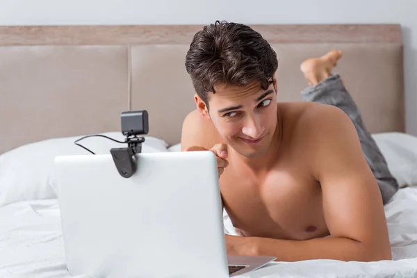 Junger sexy Mann in Online-Dating-Konzept — Stockfoto