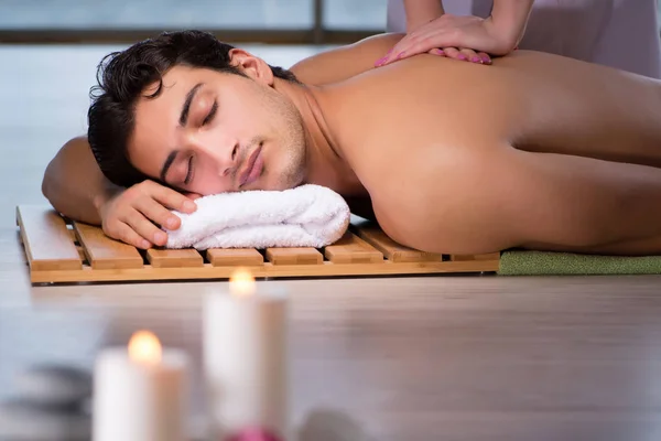 Jovem homem bonito durante o procedimento de spa — Fotografia de Stock