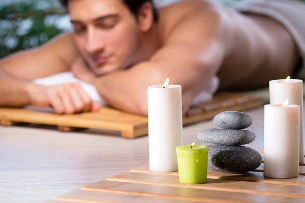 Jeune homme beau pendant la procédure de spa — Photo