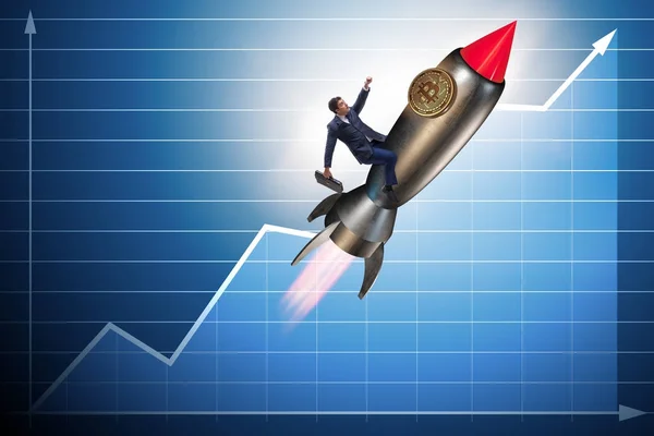 ビジネスマンはビットコイン価格上昇コンセプトでロケットに乗って飛ぶ — ストック写真