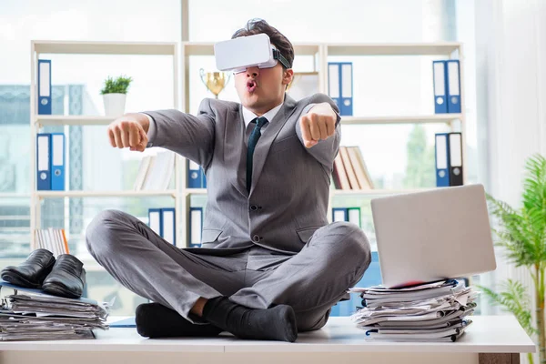 Uomo d'affari con VR occhiali di realtà virtuale in ufficio — Foto Stock