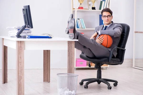 Genç işadamı tatilde ofiste basketbol oynuyor. — Stok fotoğraf