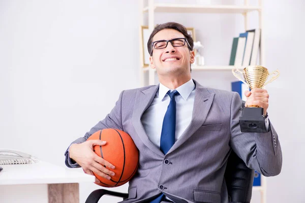 Geschäftsmann mit Siegerpokal für Leistungen im Amt — Stockfoto