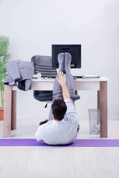 Affärsman som idrottar på kontoret under pausen — Stockfoto