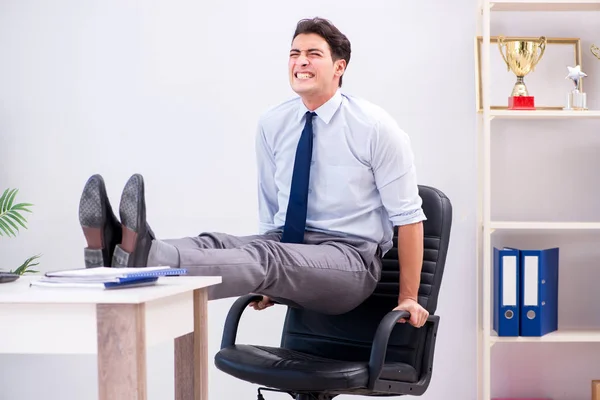 Homme d'affaires faisant du sport au bureau pendant la pause — Photo