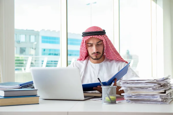 Arabische zakenman werkzaam in het kantoor — Stockfoto