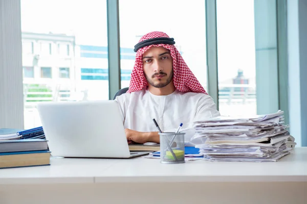 Uomo d'affari arabo che lavora in ufficio — Foto Stock