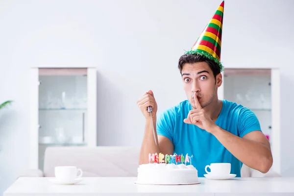 Giovane uomo che festeggia il compleanno da solo a casa — Foto Stock