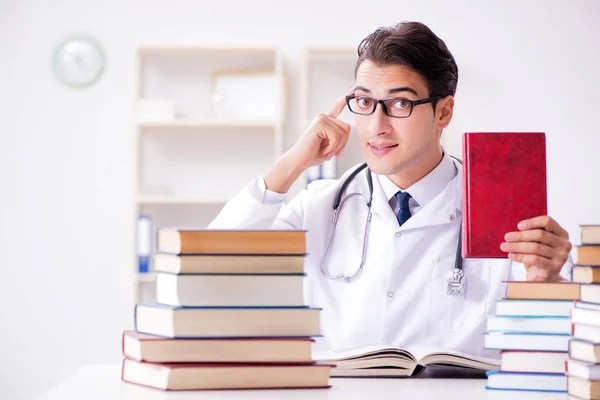 Медичний студент готується до університетських іспитів — стокове фото