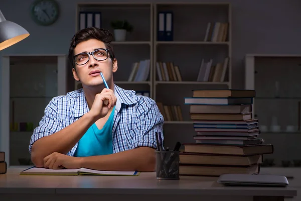 Estudiante preparándose para los exámenes tarde en la noche en casa — Foto de Stock