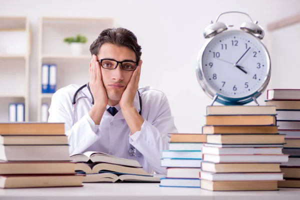 Estudiante de medicina se queda sin tiempo para los exámenes — Foto de Stock