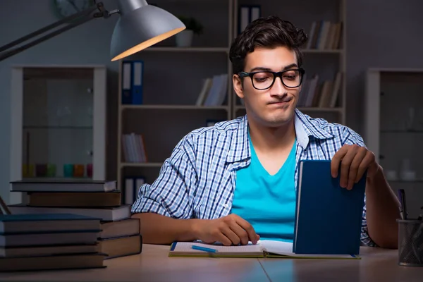 Student förbereder sig för tentor sent på kvällen hemma — Stockfoto