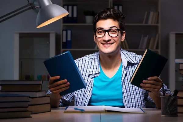 Estudiante preparándose para los exámenes tarde en la noche en casa — Foto de Stock