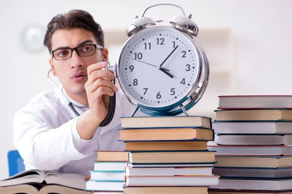 Étudiant en médecine à court de temps pour les examens — Photo