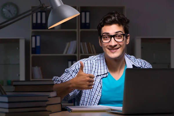 Student bereitet sich spät abends zu Hause auf Prüfungen vor — Stockfoto