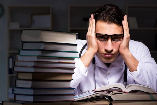 Estudante de medicina se preparando para exames universitários à noite — Fotografia de Stock