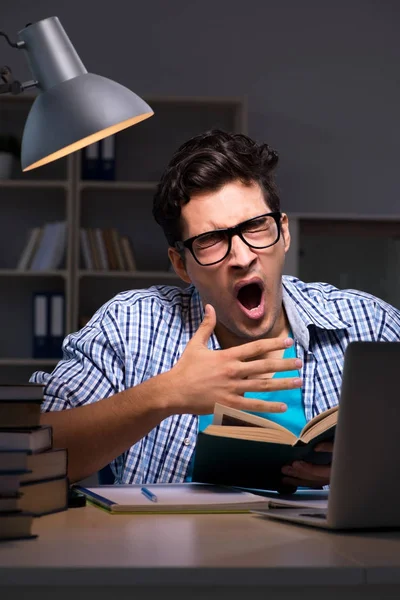 Estudiante preparándose para los exámenes tarde en la noche en casa —  Fotos de Stock