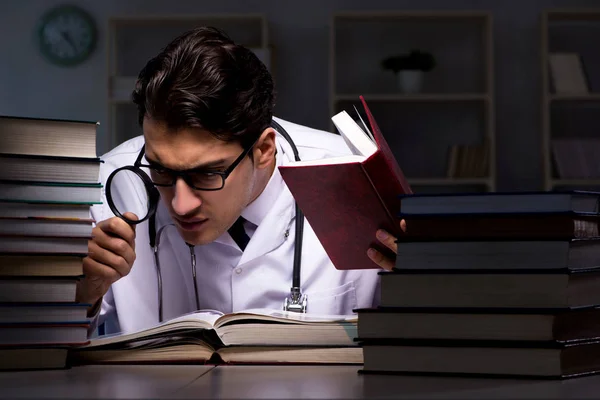 Estudante de medicina se preparando para exames universitários à noite — Fotografia de Stock